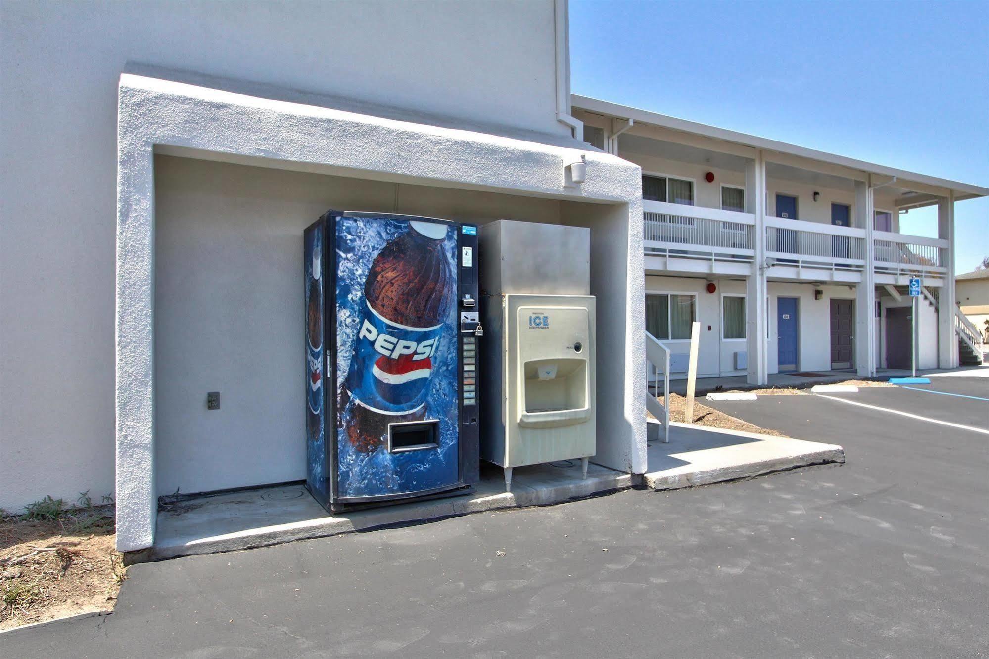 Coastal Valley Inn - Monterey Кастровилл Экстерьер фото