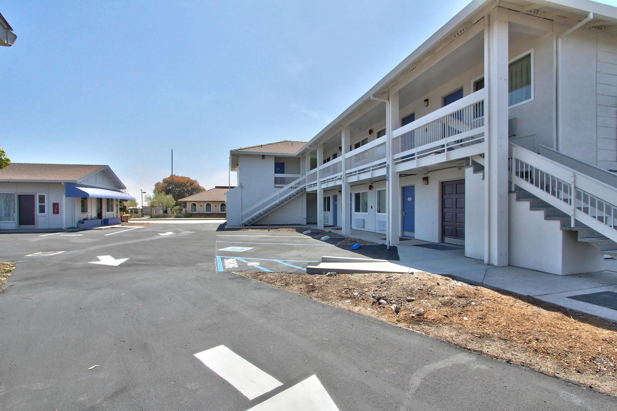 Coastal Valley Inn - Monterey Кастровилл Экстерьер фото