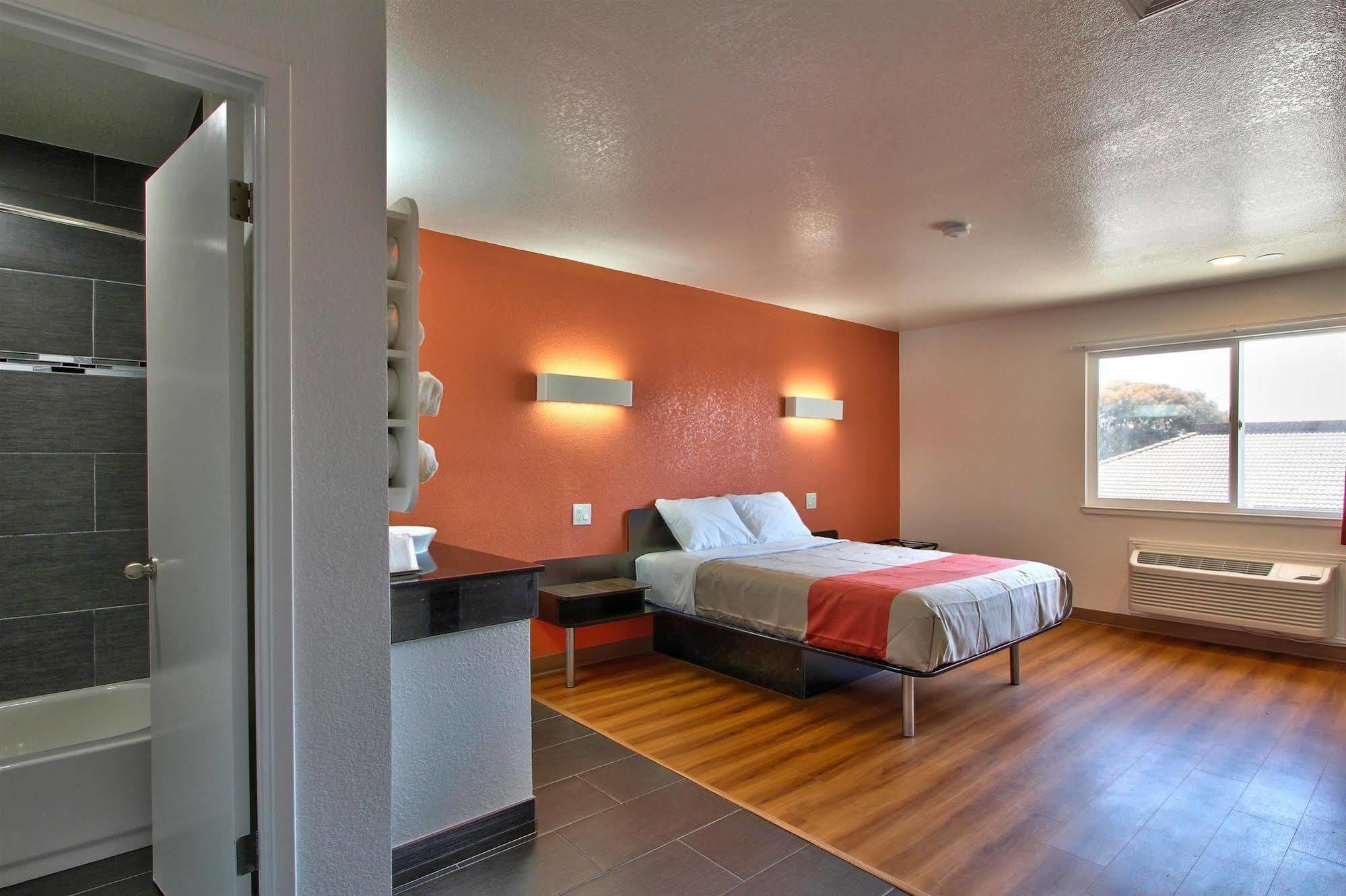 Coastal Valley Inn - Monterey Кастровилл Экстерьер фото
