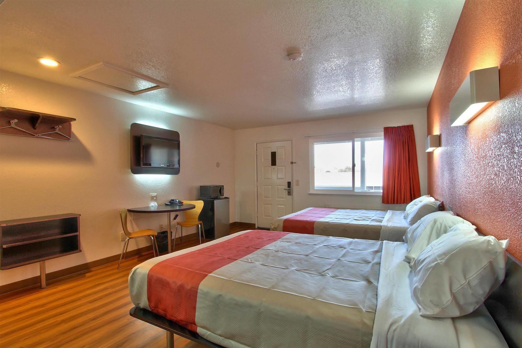 Coastal Valley Inn - Monterey Кастровилл Экстерьер фото